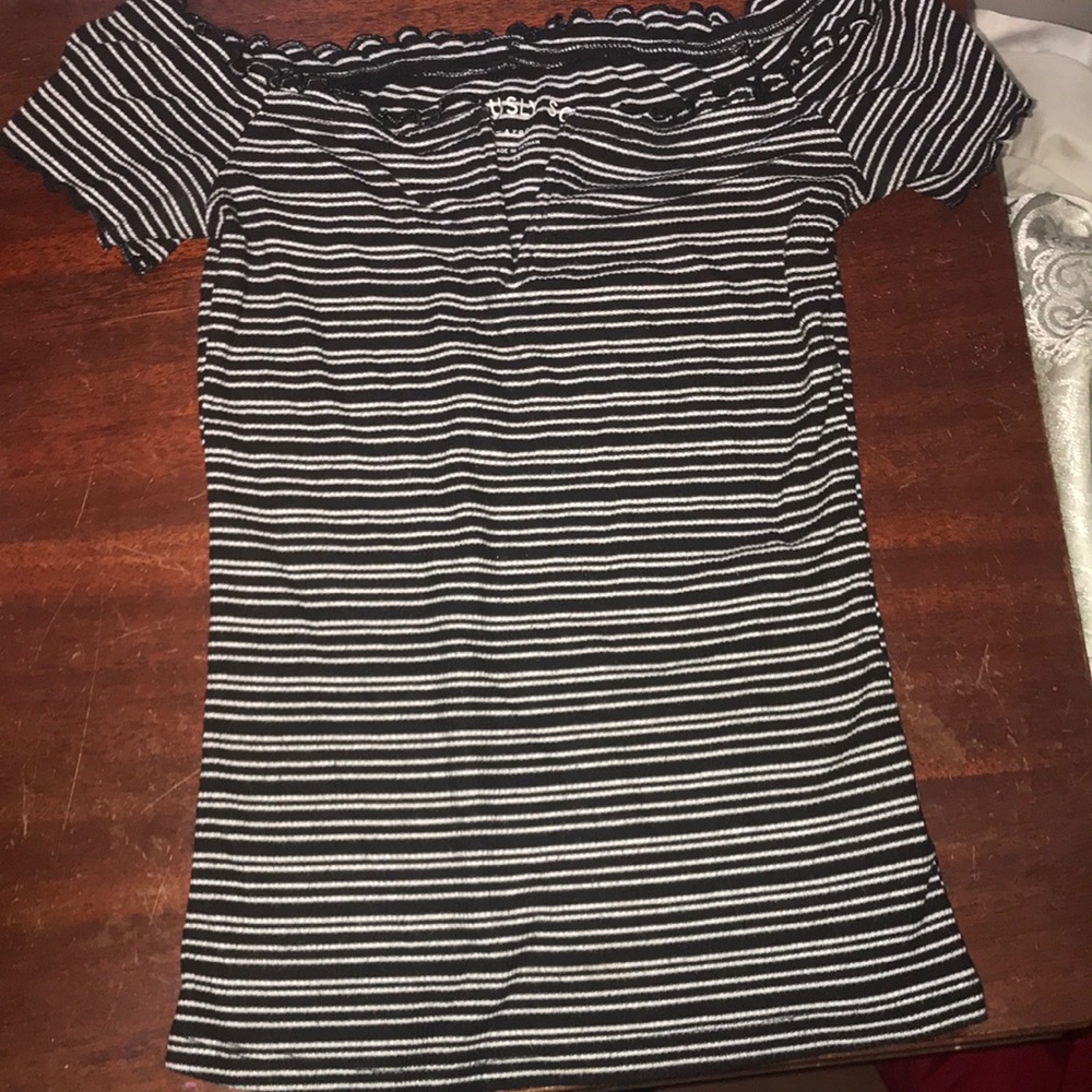 Tight fitted off the shoulder w/ ruffles on sleeve